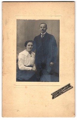 Fotografie Ludw. Mergard, Niederzwehren, Junge Frau und junger Mann mit Toothbr 