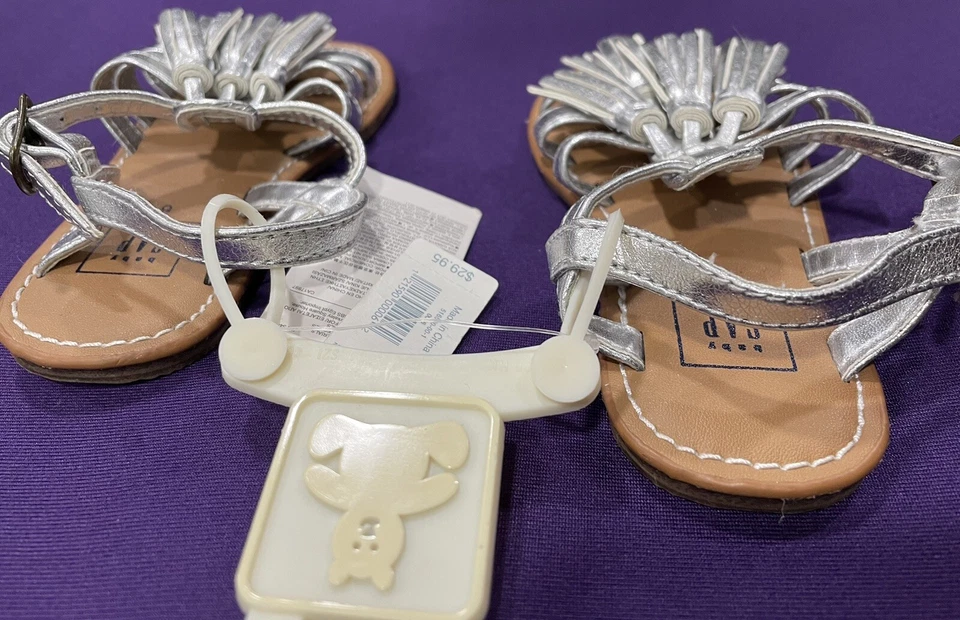 NUEVAS Sandalias de Verano Baby Gap Plateadas Metálicas Borla Gladiador Niño Pequeño Talla 6 Nuevas con Etiquetas Foto 4 de 4