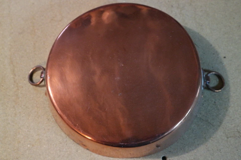 ancien plat rond en cuivre marquages E L R 1kg - Photo 4/4