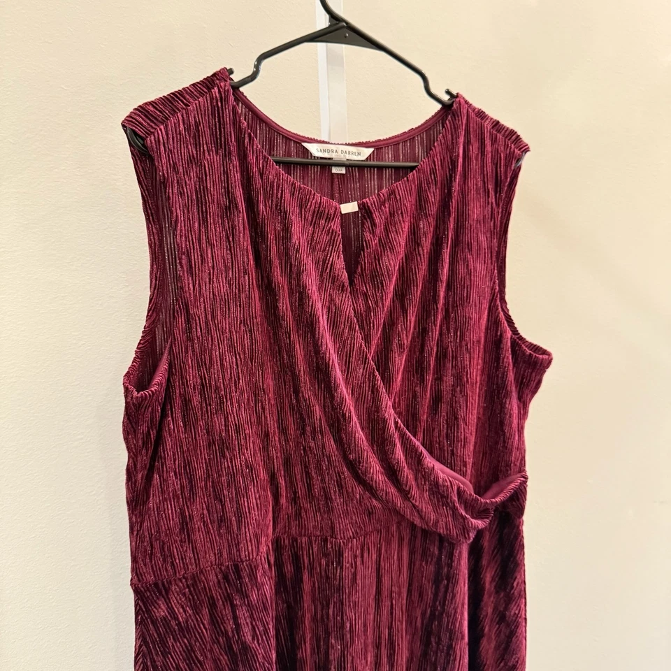 Vestido Sandra Darren XXL Borgoña Sin Mangas Plisado Midi Fiesta Plus Cóctel Foto 4 de 4