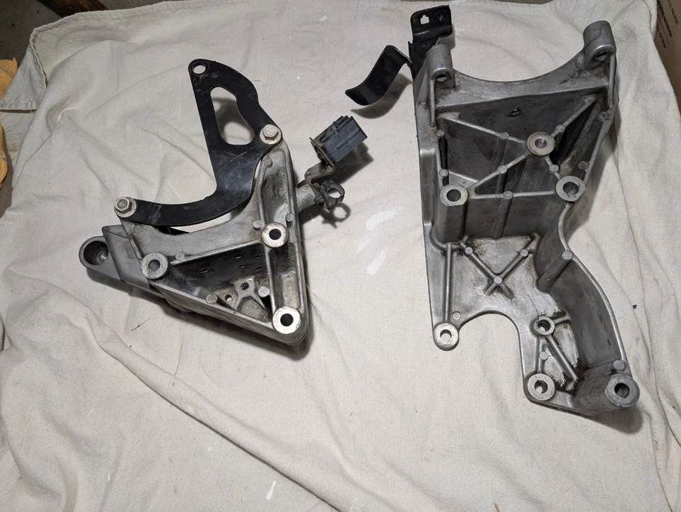 1996-1999 Chevrolet C/K 1500 2500 Alternator Bracket Air Conditioner Bracket - Image 2 of 2