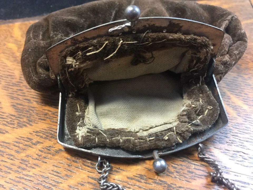 Антикварная изящная коричневая бархатная сумочка ручной работы 1800-х годов с серебряной металлической рамкой и цепочкой на ручке - Изображение 4 из 4