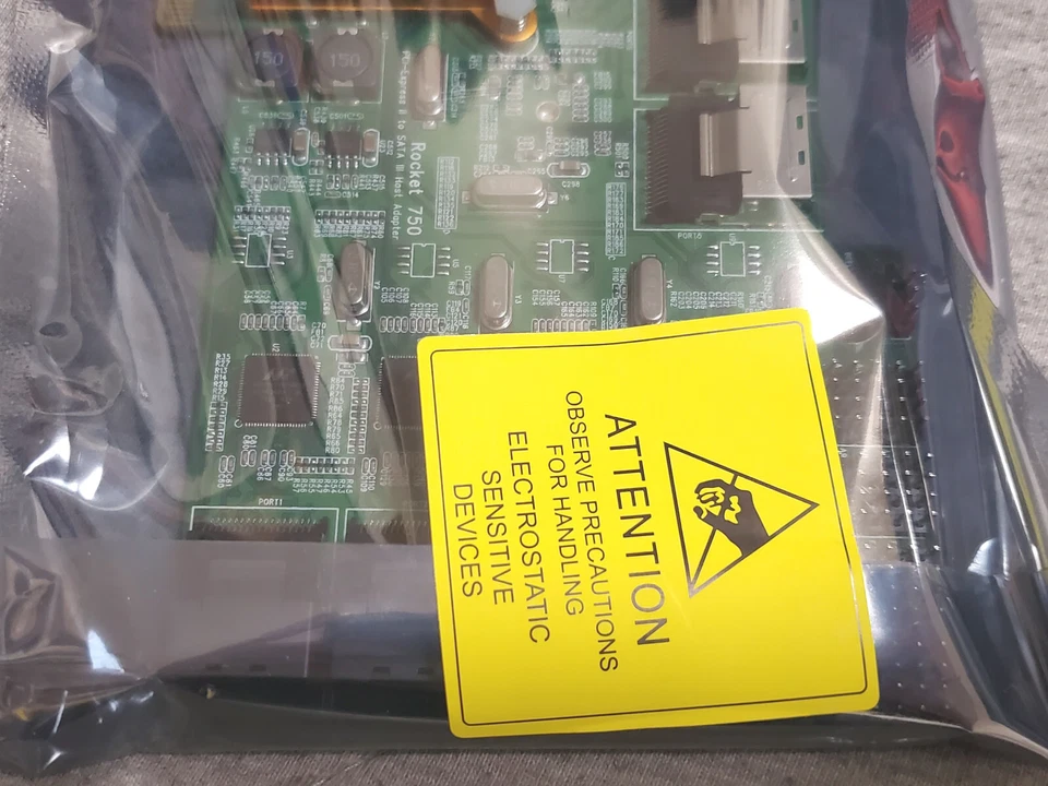 Tarjeta HBA Highpoint Rocket 750 PCIe - Controlador de unidad 40x 12Gbs SAS / 6Gbs SATA Foto 3 de 4