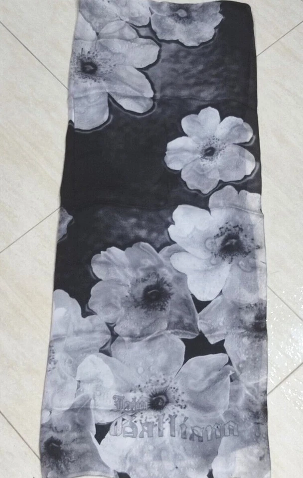 Elegante Bufanda Mantón JOHN GALLIANO Floral Gris Negro Marfil 100% Seda Suave 25"x 68" Foto 4 de 4