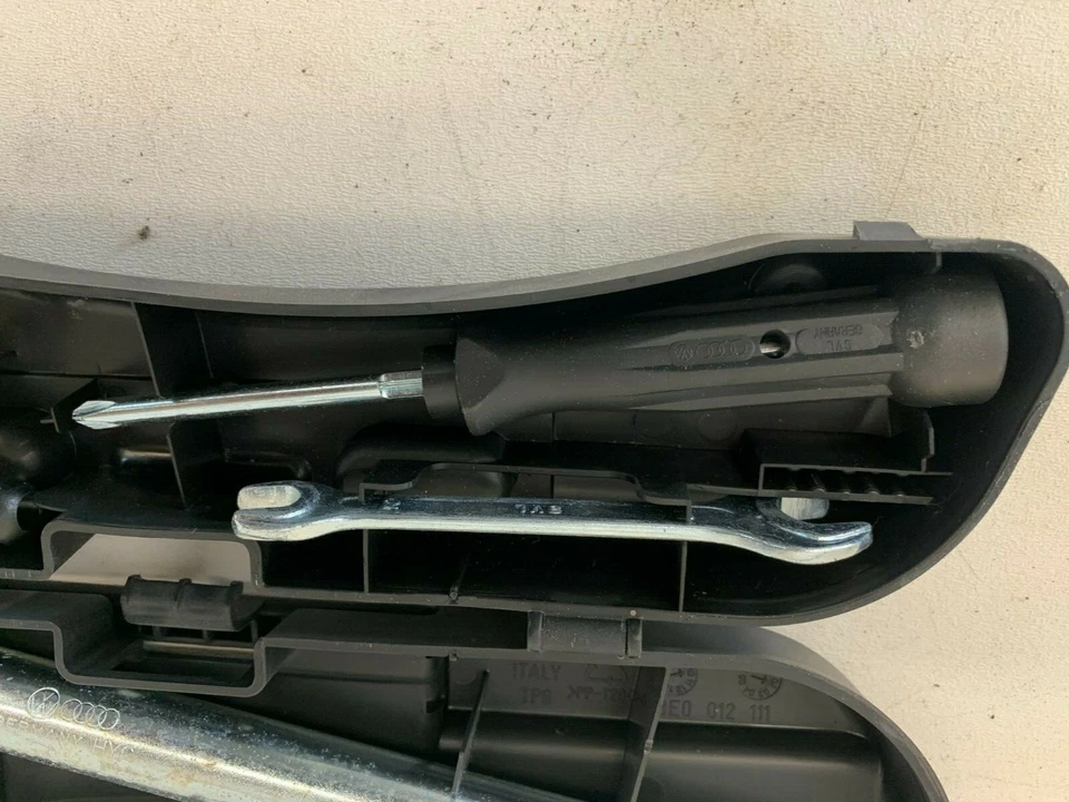 AUDI A4 S4 2002-2005 JUEGO DE HERRAMIENTAS NEUMÁTICO DE REPUESTO CON ESTUCHE 8EO011031D OEM Foto 4 de 4