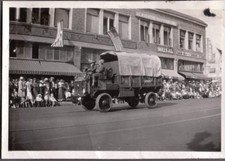 OLD PHOTOGRAPH PARADE AD SIGNS LONG BEACH CALIFORNIA PAYNESVILLE MINNESOTA PHOTO
