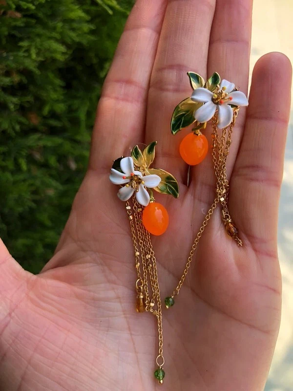 Aretes Les Nereides chapados en oro 14k esmalte flor azahar esmalte Foto 4 de 4