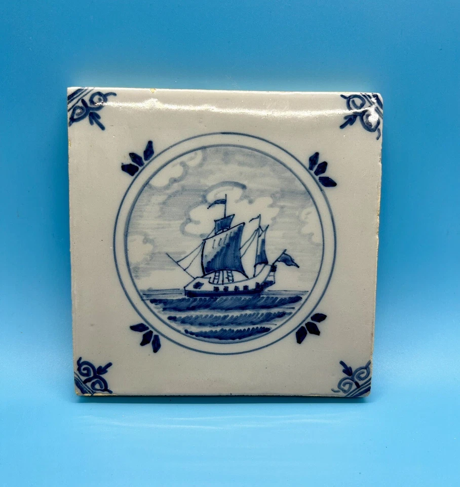 2 件古董签名荷兰代尔夫特蓝色皇家提切拉麦库姆瓷砖帆船罕见 — 第 3/4 张图片