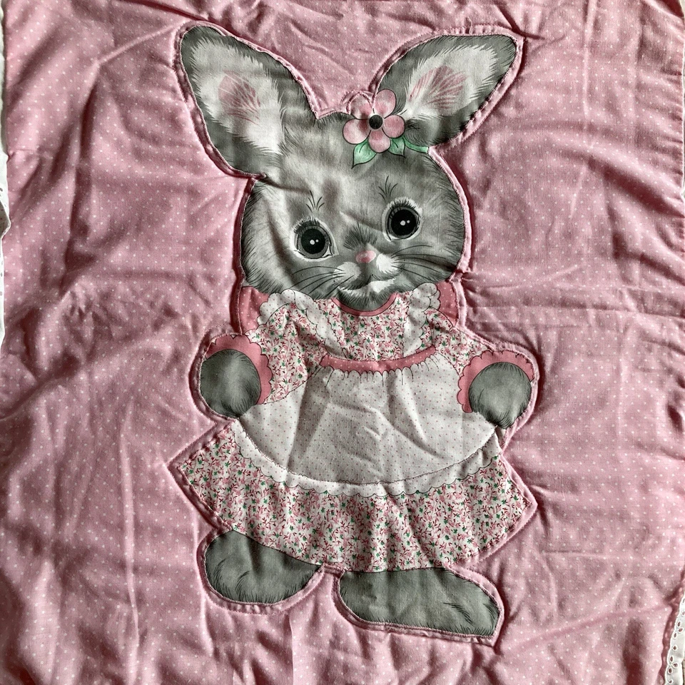 Manta acolchada para bebé hecha a mano con flores conejito niña rosa punto guinga ojales volantes Foto 4 de 4