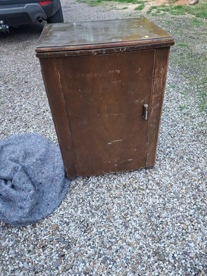Nähmaschinenschrank, keine Nähmaschine in nur einem leeren Schrank, Projekt
