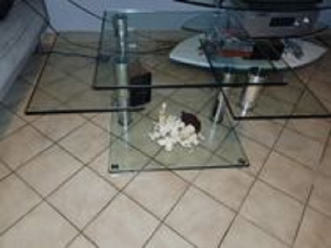 Table basse en verre modulable gain de place pour optimiser les petits salons - 4