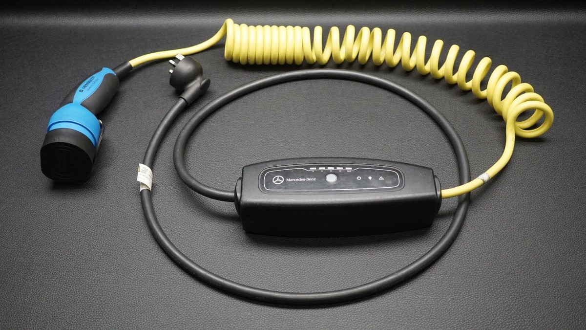 GENUINE MERCEDES BENZ SPIRAL DOMESTIC CHARGE CABLE SINGLE PHASE UK