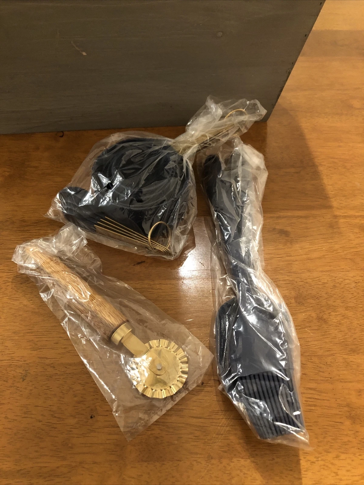 Thyme & Table Baking Set: Measuring Cups, Pastry Cutter & Spatula And Brush
Opens in a new window or