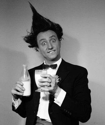 British comedian Ken Dodd during a photo shoot to promote benefits - Old Photo 2