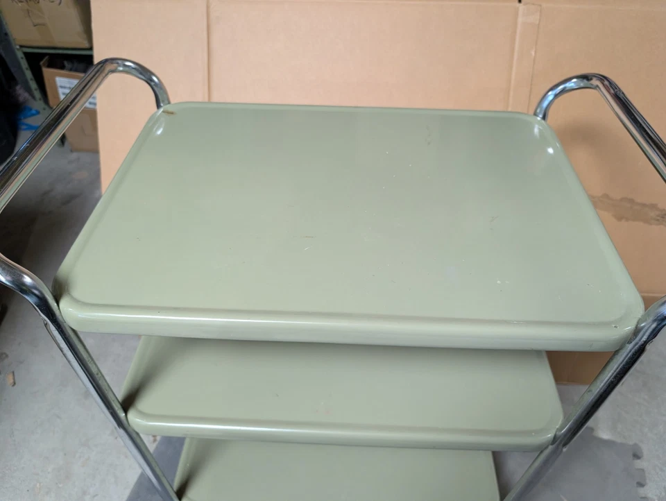 Carro utilitario rodante de metal vintage de 3 niveles marco cromado verde de mediados de siglo Foto 4 de 4
