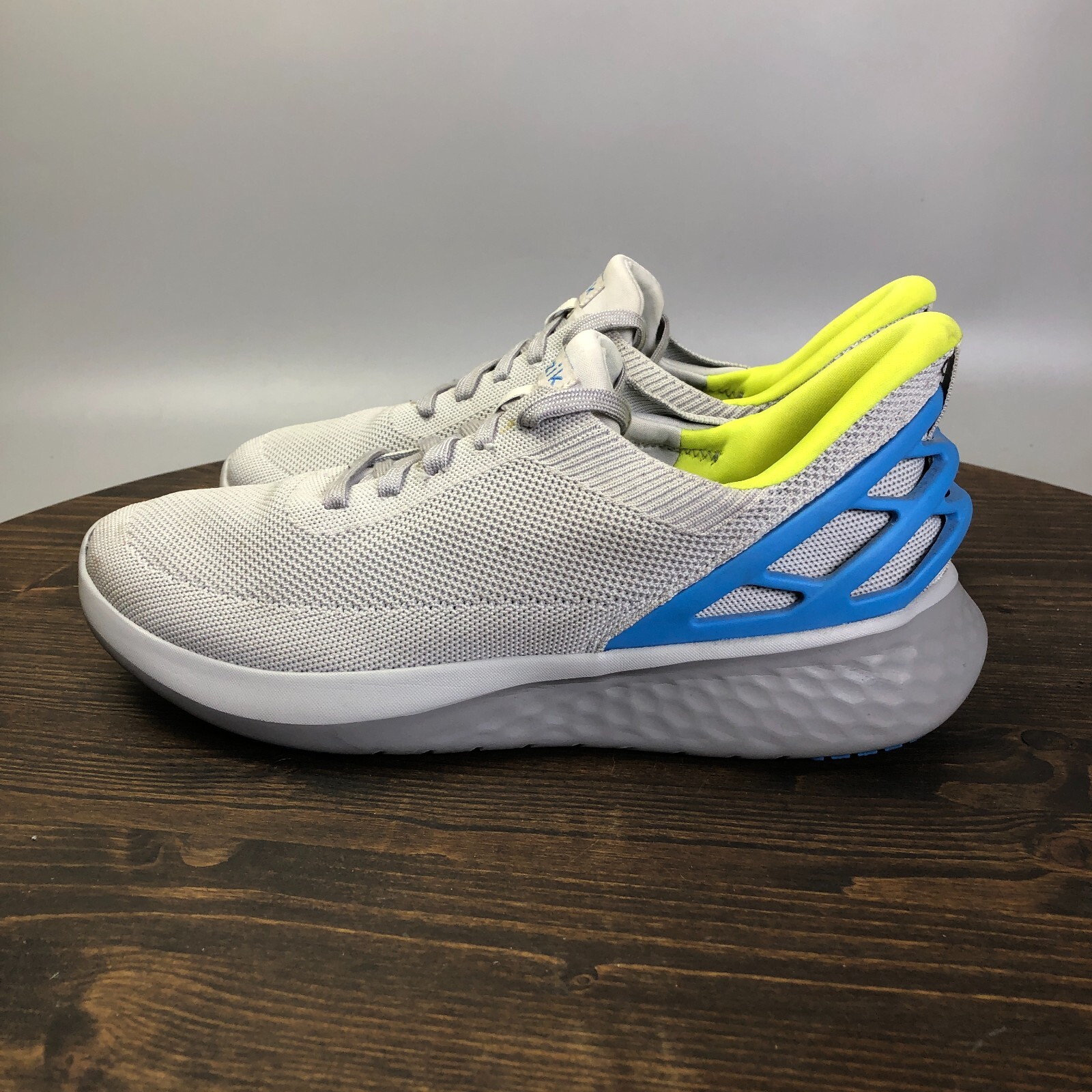 SAOLA Scarpe da ginnastica Kizik Athens da uomo taglia 9 5 grigie a mani libere slip on