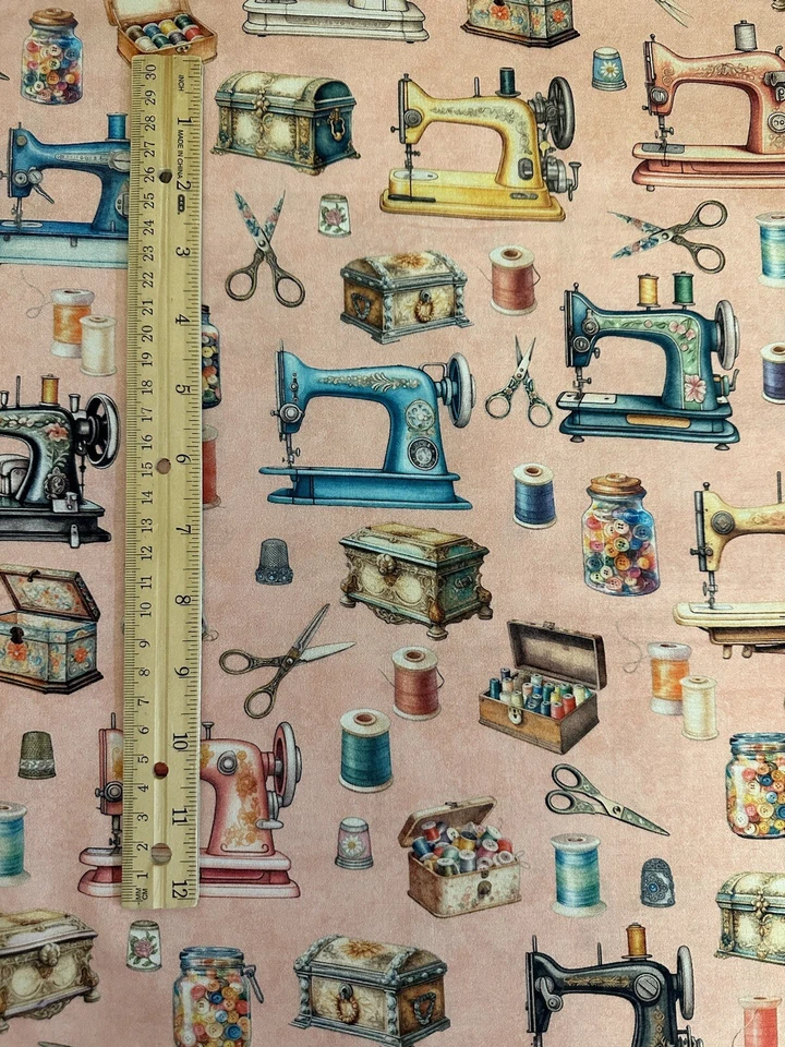 MÁQUINAS DE COSER VINTAGE EN PUNTADAS SOBRE SALMÓN POR QT TELA DE ALGODÓN MEDIA YARDA Foto 3 de 4