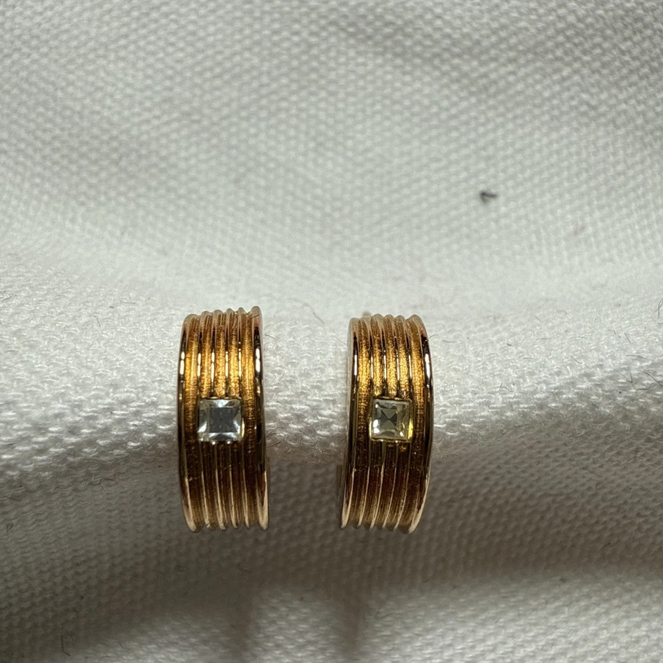 Pendientes brazalete de oro Christian Dior con detalles cuadrados de cristal y poste de oro de 14kt Foto 4 de 4