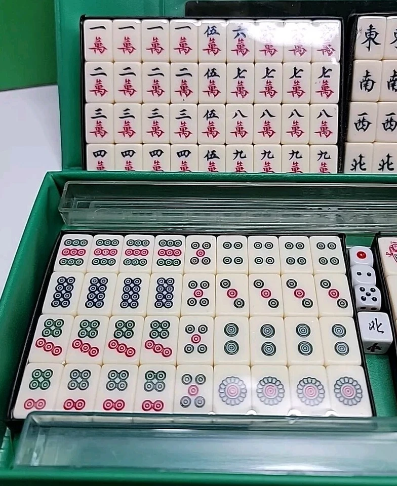 Mini juego de viaje Mahjong en estuche de vinilo, bastidores, marcador y 3 dados Foto 3 de 4
