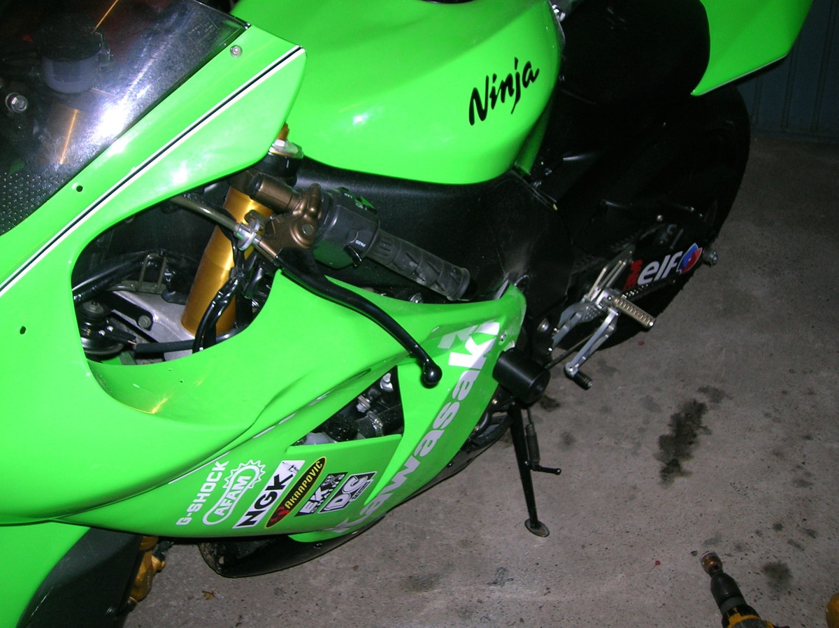 KAWASAKI ZX10R 2004 2005 CRASH PROTECTION PUCKS KNOBS KAWASAKI ZX10R 2004 2005 CRASH PROTECTION PUCKS KNOBS