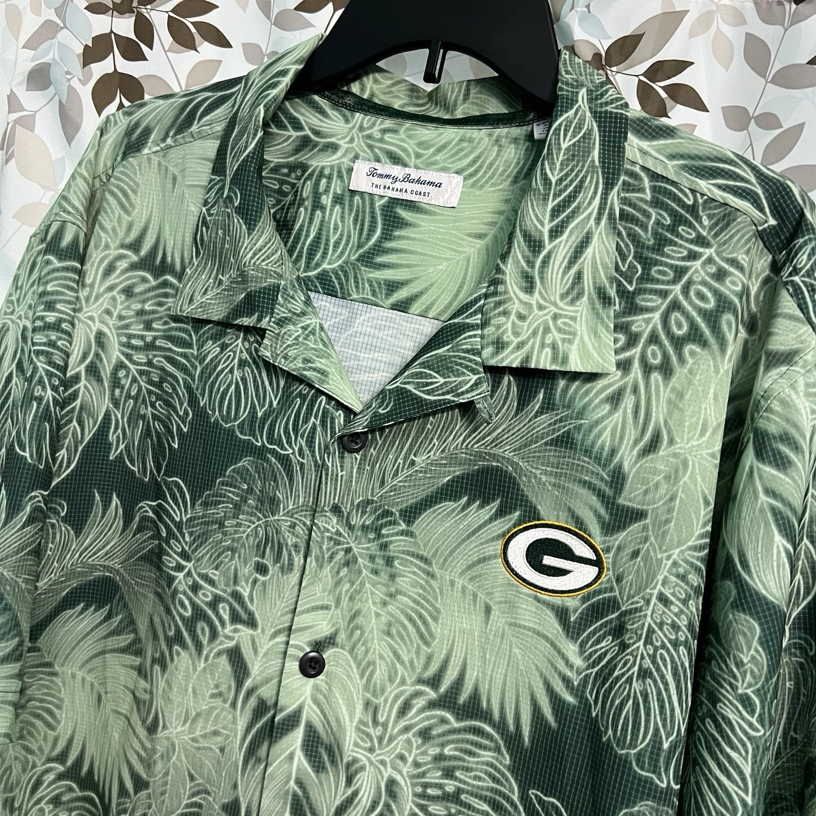 Tommy Bahama Men's The Bahama Coast Green Bay Packers Tropical Camp Shirt XXL
Opens in a new window