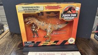 Jurassic Park Dinosaurs 1999 Tyrannosaurus rex with Dino Hunter MISB