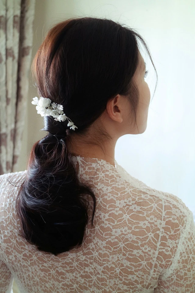 Peine de pelo de camelia con incrustaciones de cristal de Swarovski en plata de ley | Hecho a mano Foto 3 de 4