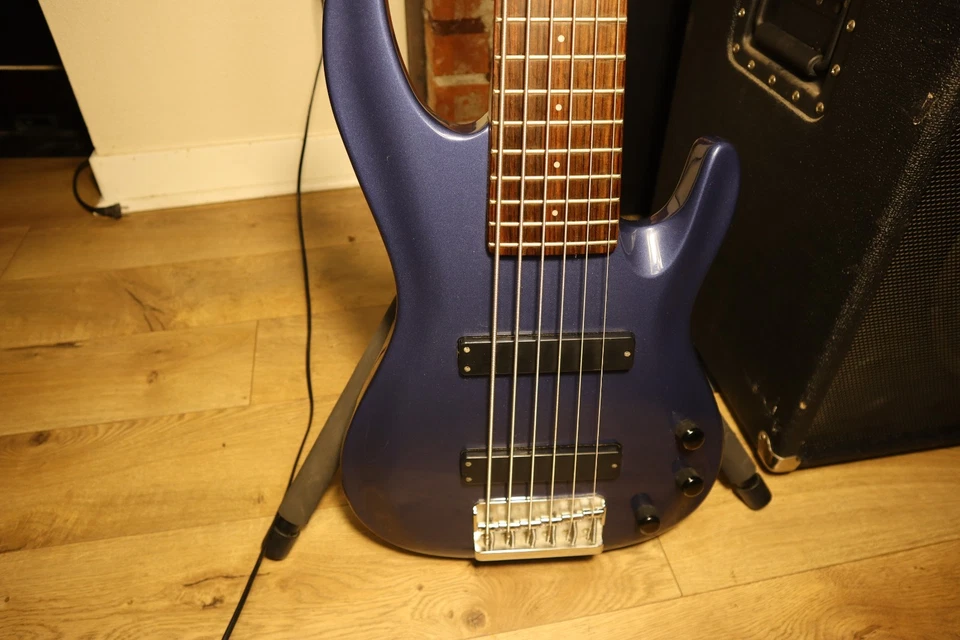 Bajo Aria 6 cuerdas con diapasón de palisandro - Excelente estado Foto 4 de 4