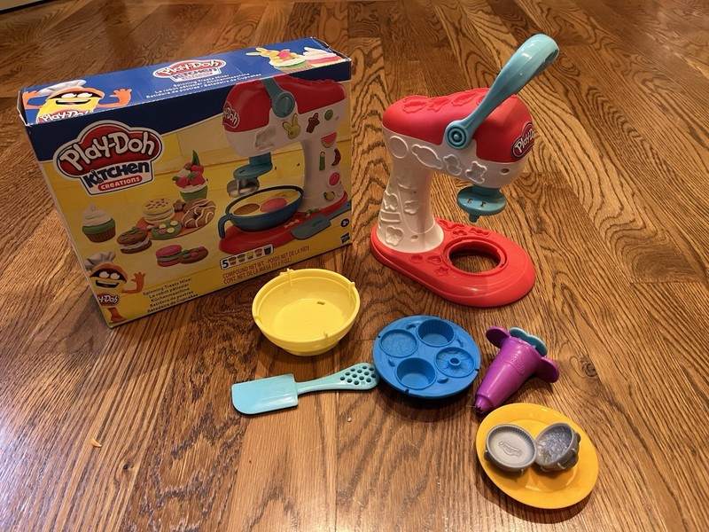 Play-Doh Kitchen Creations Spinning Treats Mixer Set….does not Include Play Doh