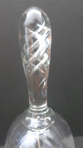 VINTAGE 9.5" CLEAR ETCHED GLASS BELL W/ SWIRLS IN HANDLE PORTUGAL - Picture 2 of 6