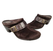 Clarks Bendables 8.5 Medium Brown Mules Clogs Suede Buckle Slip On Heel Comfort 