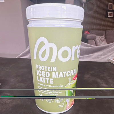 more Protein Iced Matcha Latte Pulver, Geschmack Strawberry Cheesecake