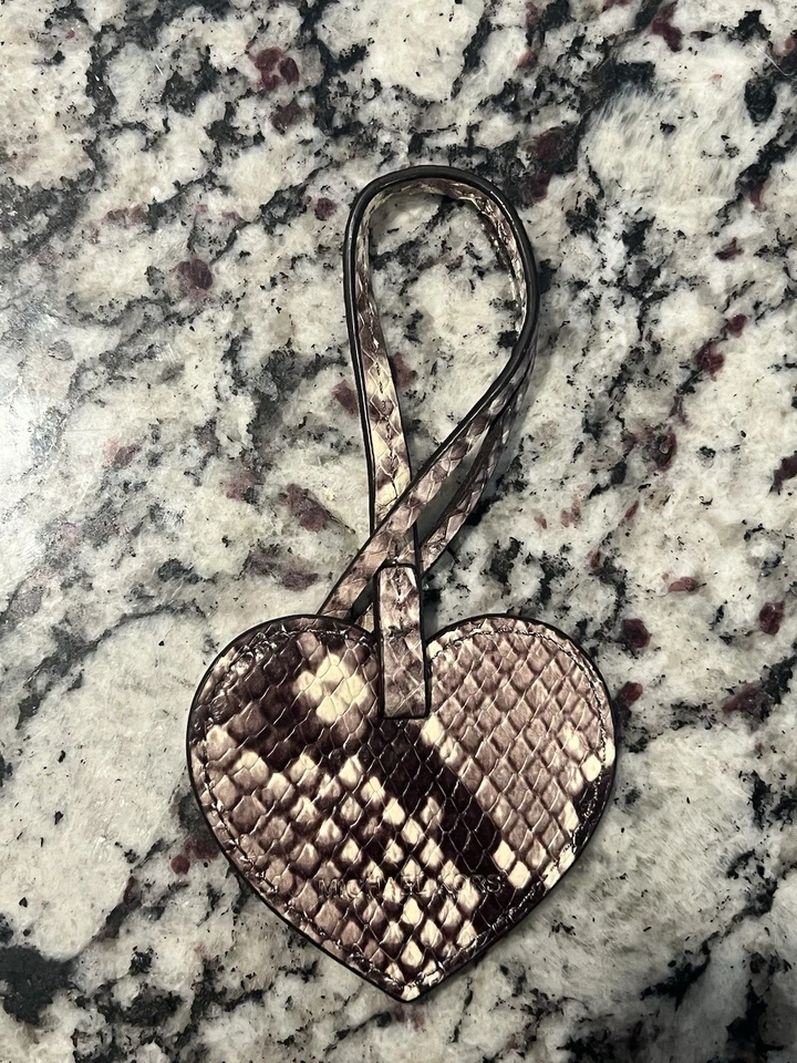 Michael Kors Estampado Serpiente En Forma de Corazón Llavero Dije Con Caja Gris Blanco Foto 2 de 4