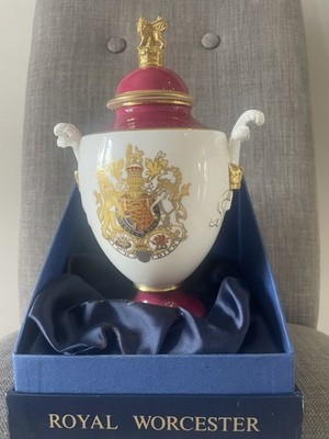 Eine Royal Worcester Limited Edition The Royal Wedding Vase. 312/750 Top.