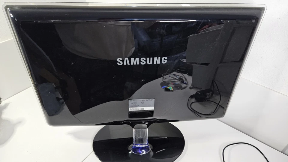 Samsung SyncMaster P2270HD TV Monitor HD 21.5" HDMI Freeview  - Image 2 of 3