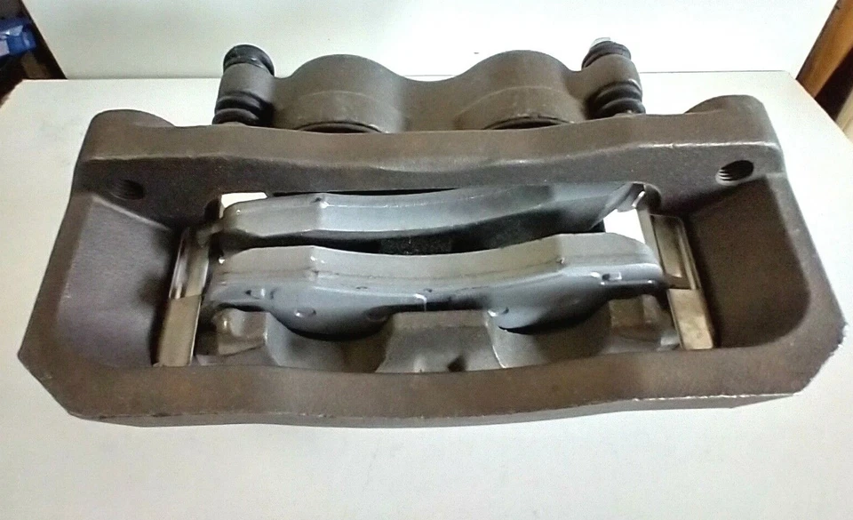 Pinza de freno de disco delantera derecha cargada con pastillas de freno WAGNER TQM25009 Reman Foto 3 de 4