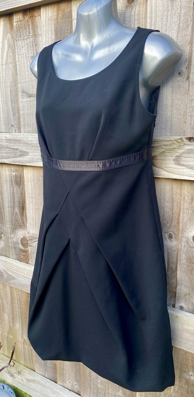 Vestido negro MOSCHINO barato y elegante versátil forrado plisado detalle frontal talla 10