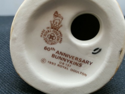 Encantadora figura de Royal Doulton Bunnykins 60 aniversario Bunnykins DB137 SU539 - Imagen 7 de 9