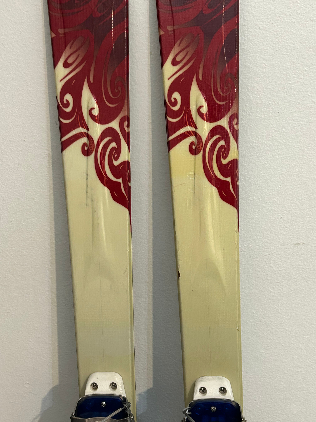 K2 Schi She Devil Women's Telemark Skis 174 cm. Targa G3 Bindings FRESH