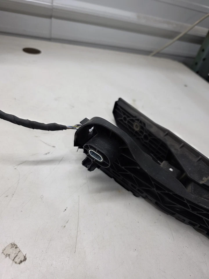 11-18 Volkswagen Jetta Gas Accelerator Pedal Assembly Black OEM 1K1723503AF - Image 3 of 4