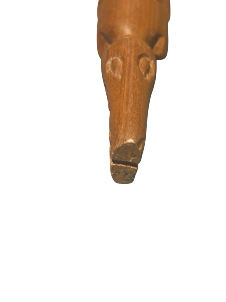 Cuerno de zapato de madera tallado a mano hecho en Kenia Foto 2 de 3