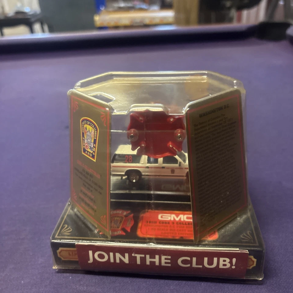 CÓDIGO 3 SUBURBAN #28 DIECAST 1:64 CHEVY EMS RESPUESTA RÁPIDA WASHINGTON DC ¡NUEVO! Nuevo en caja Foto 3 de 4