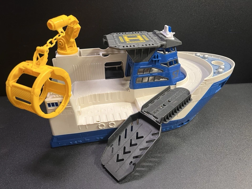 Matchbox 57 Marine Rescue Shark Ship Boat With Helicopter Pad. No Shark *** - Image 2 of 4