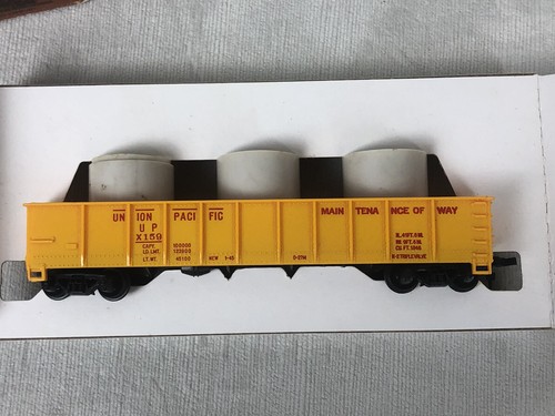 Tyco HO Scale #341-B Union Pacific Gondola Freight Train Car with Pipe Load - Picture 4 of 5