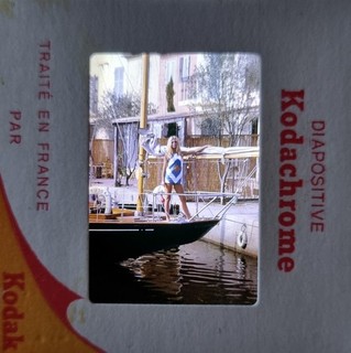 RARE Diapositive Brigitte Bardot sur la proue d'un bateau amarré 1967