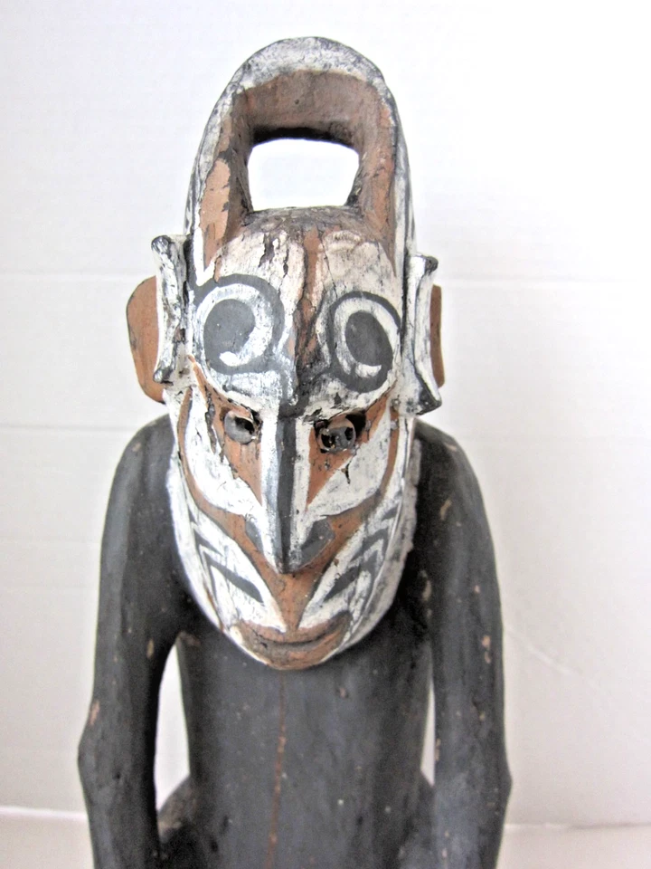 VINTAGE HAND CARVED WOODEN FIGURE FROM SEPIK RIVER REGION OF PAPUA NEW GUINEA - Image 2 of 4