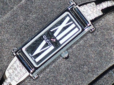 Gucci Bangle Style 1500L Series Black Dial Roman Numerals Women's