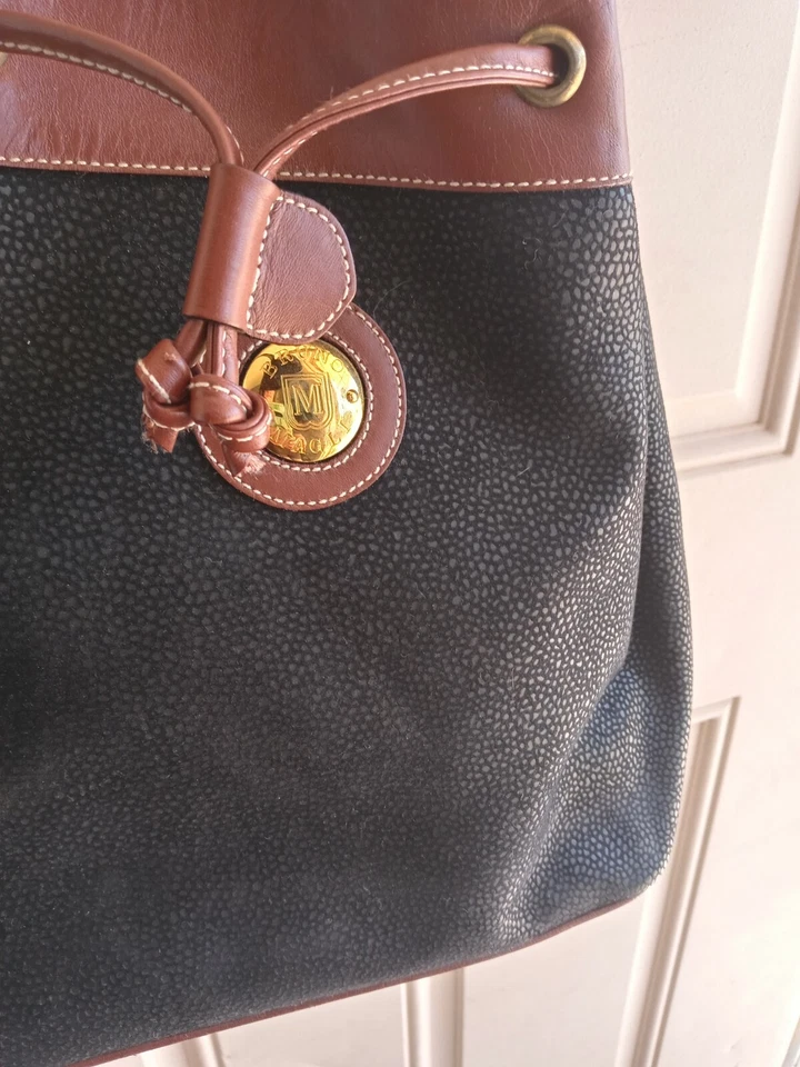 Bolso Bucket Bruno Magli Gamuza Cuero 2 Tonos COMO NUEVO Como Nuevo Foto 2 de 4