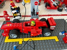 Lego 8144 Ferrari 248 F1 Team set (Raikkonen Edition)