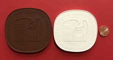 2 x DDR Porzellan und B&ouml;ttger Steinzeug Medaille EISENH&Uuml;TTENSTADT   ( M1174